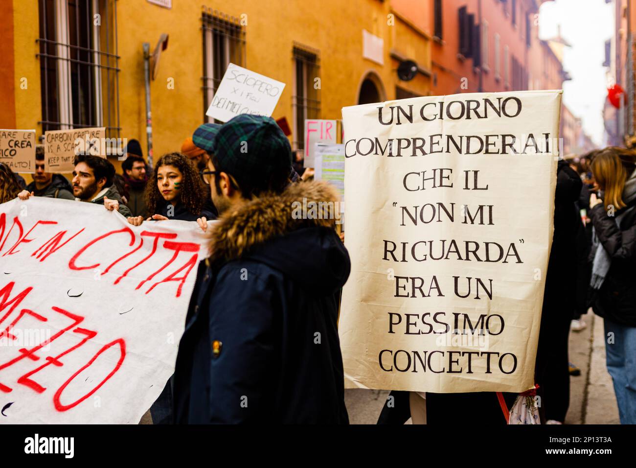 Bologna, ITALIA. Marzo 3, 2023. Gli attivisti del clima partecipano ad una manifestazione organizzata dal Venerdì per il futuro movimento come parte del Global Climate Strike, il 3 marzo 2022 a Bologna. Credit: Massimiliano Donati/Alamy Live News Foto Stock