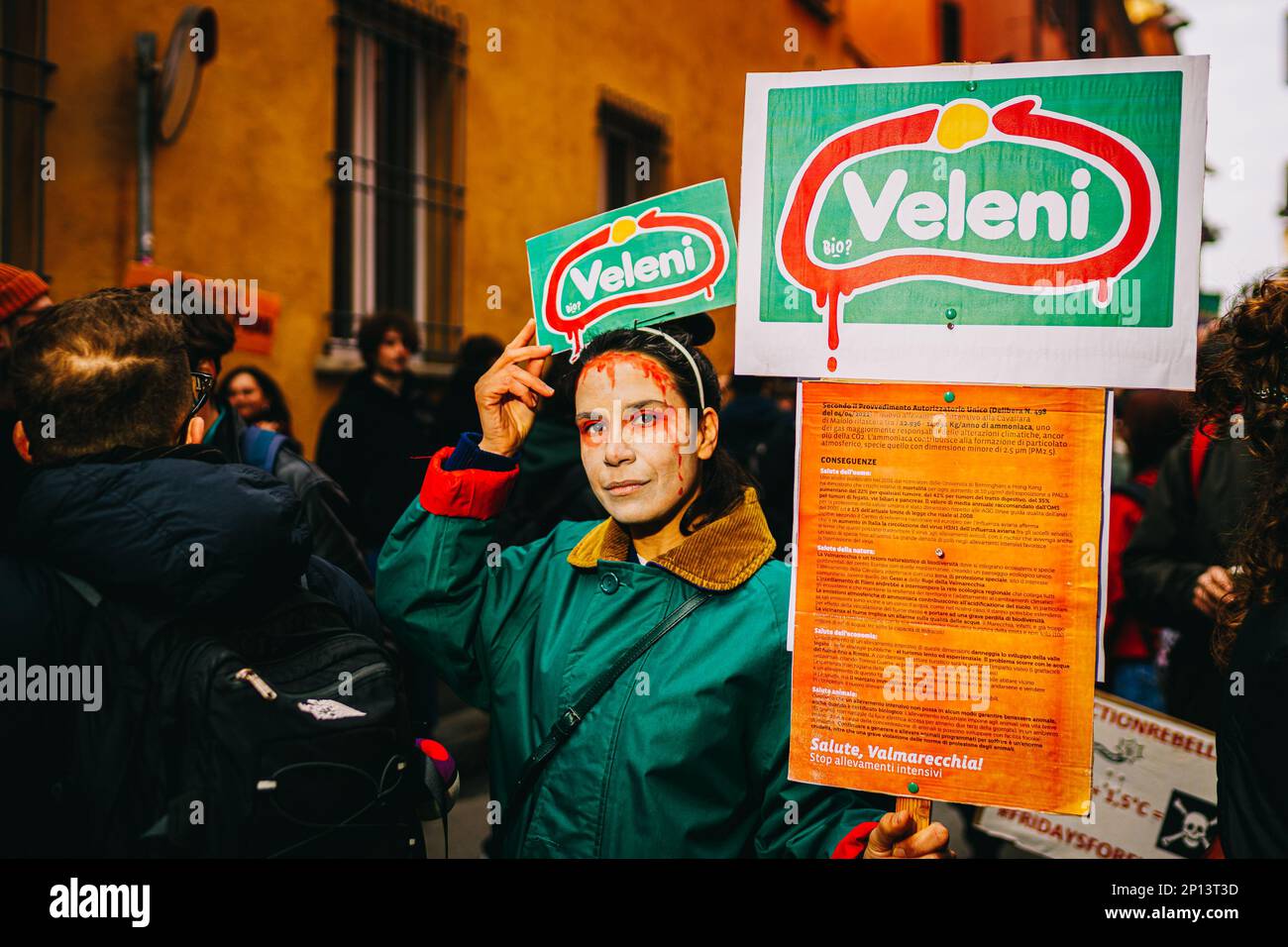 Bologna, ITALIA. Marzo 3, 2023. Gli attivisti del clima partecipano ad una manifestazione organizzata dal Venerdì per il futuro movimento come parte del Global Climate Strike, il 3 marzo 2022 a Bologna. Credit: Massimiliano Donati/Alamy Live News Foto Stock