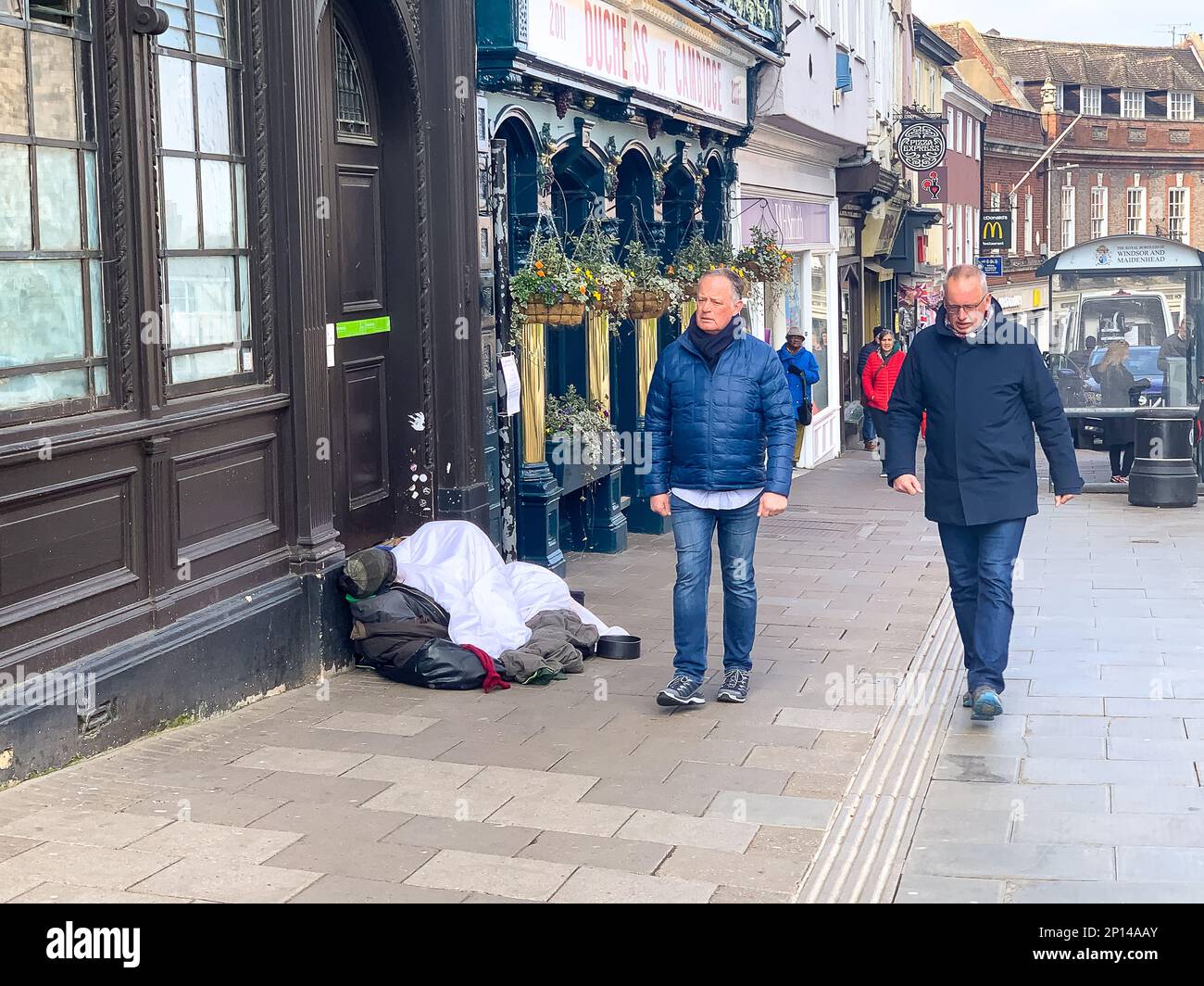Windsor, Berkshire, Regno Unito. 2nd marzo, 2023. Un uomo senza casa dorme outisde l'ex banca Lloyds a Windsor. Credito: Maureen McLean/Alamy Foto Stock