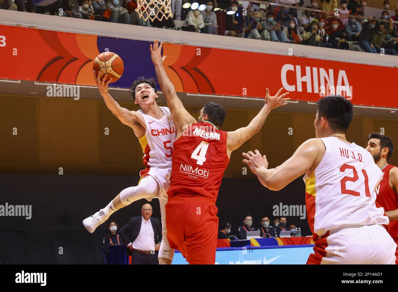 ChinaHH Wu Qian cerca di arrivare al basket sul centro di partenza IranHH Meisam Mirzaei durante la FIBA basketball World Cup 2023 Asia qualificatore partita di Cina contro Iran, Tseun WAN Sports Centre. 26FEB23. SCMP/Dickson Lee Foto Stock