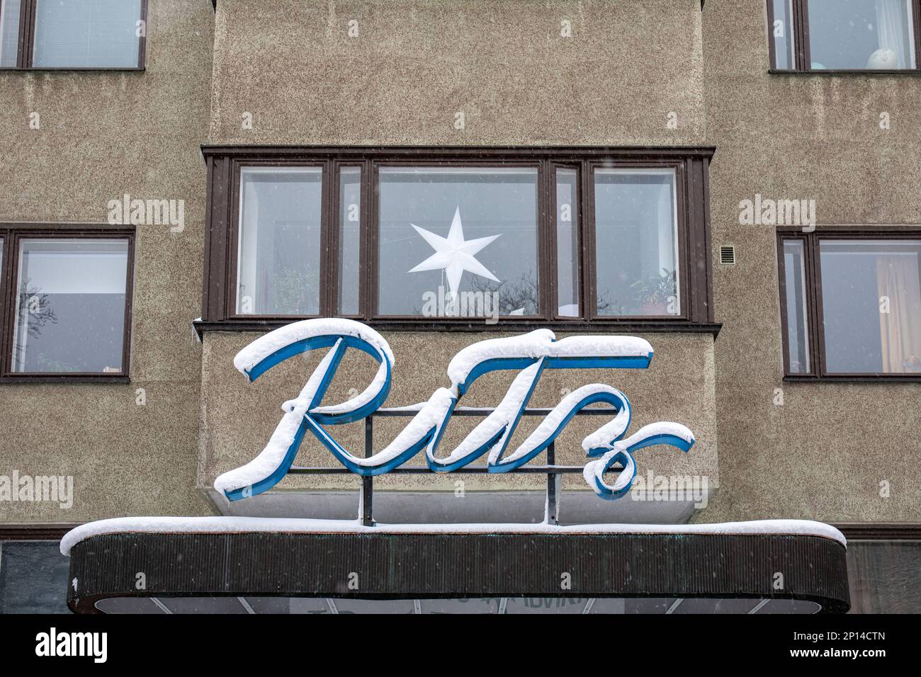 Lettere al neon innevate del salone piscina Ritz Biljardi nel distretto di Etu-Töölö, Helsinki, Finlandia Foto Stock