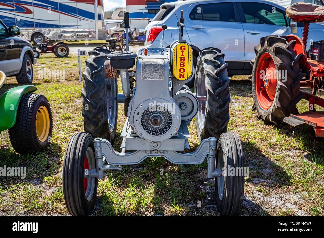 Fort Meade, FL - 24 febbraio 2022: Vista frontale in prospettiva alta di un trattore da giardino Gibson modello D 1947 in una fiera locale dei trattori. Foto Stock