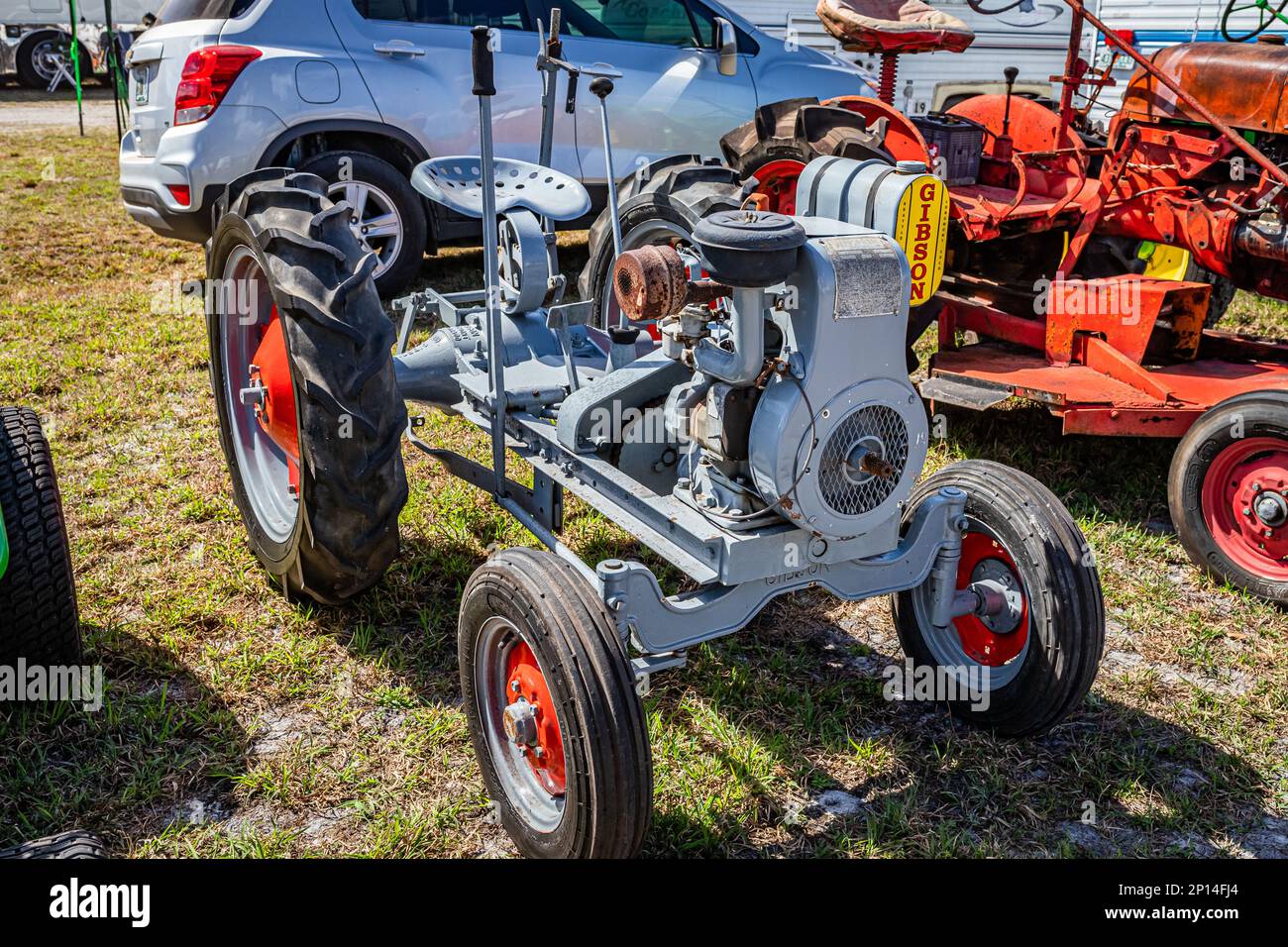 Fort Meade, FL - 24 febbraio 2022: Vista dall'alto dell'angolo anteriore di un trattore da giardino Gibson modello D 1947 in una fiera locale dei trattori. Foto Stock