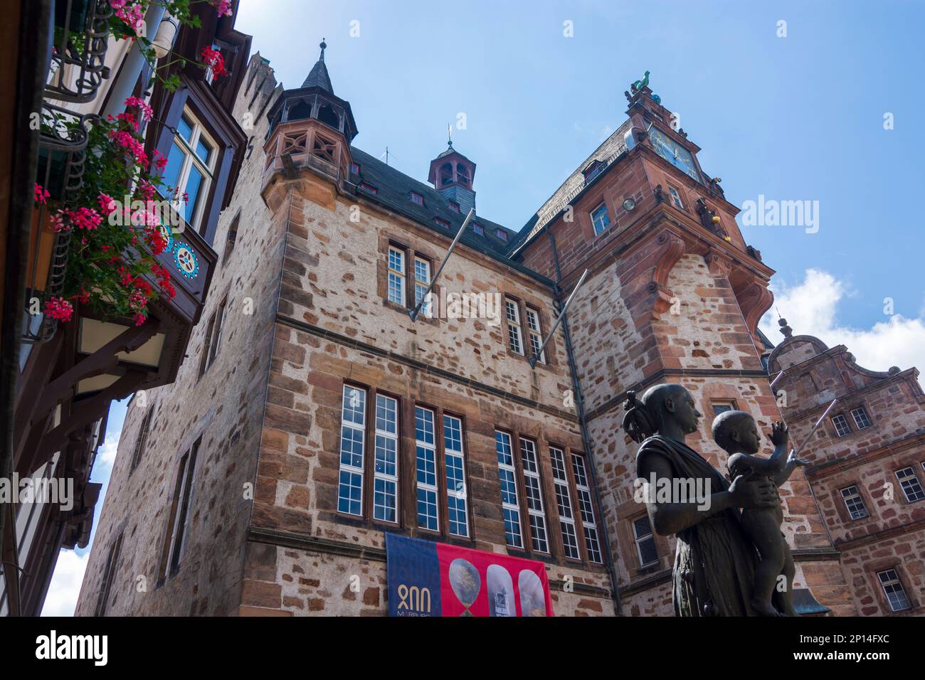 Marburg: Municipio, Piazza Markt, Città Vecchia, case a graticcio, monumento a Sophie von Brabant e Landgrave Heinrich i von Hessen. La scena è Sho Foto Stock