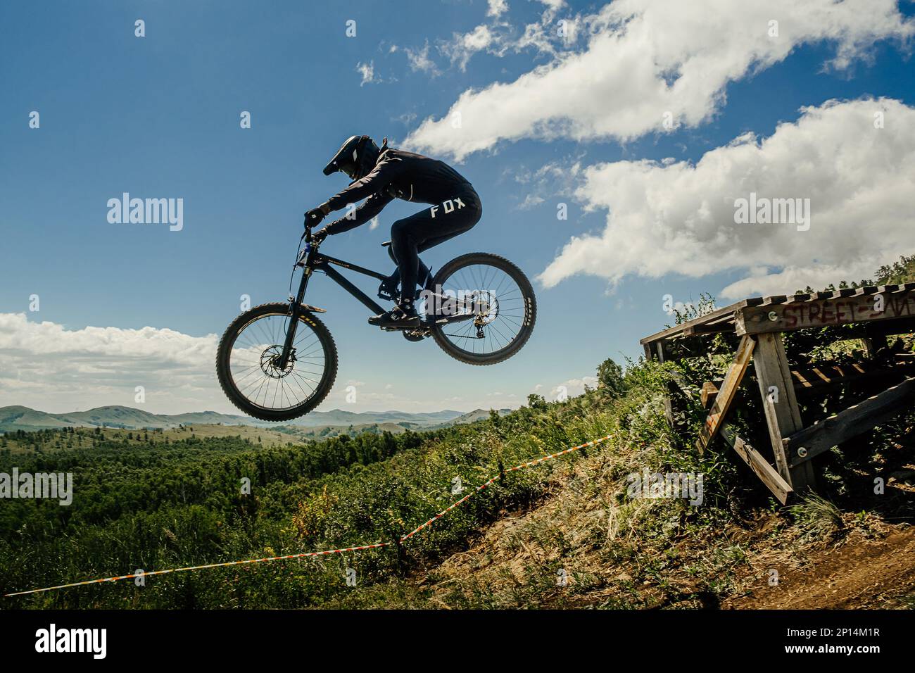 Green Glade; Russia - 16 luglio; 2022: Atleta salto in abbigliamento protettivo Fox racing durante la Coppa Ural Downhill Foto Stock