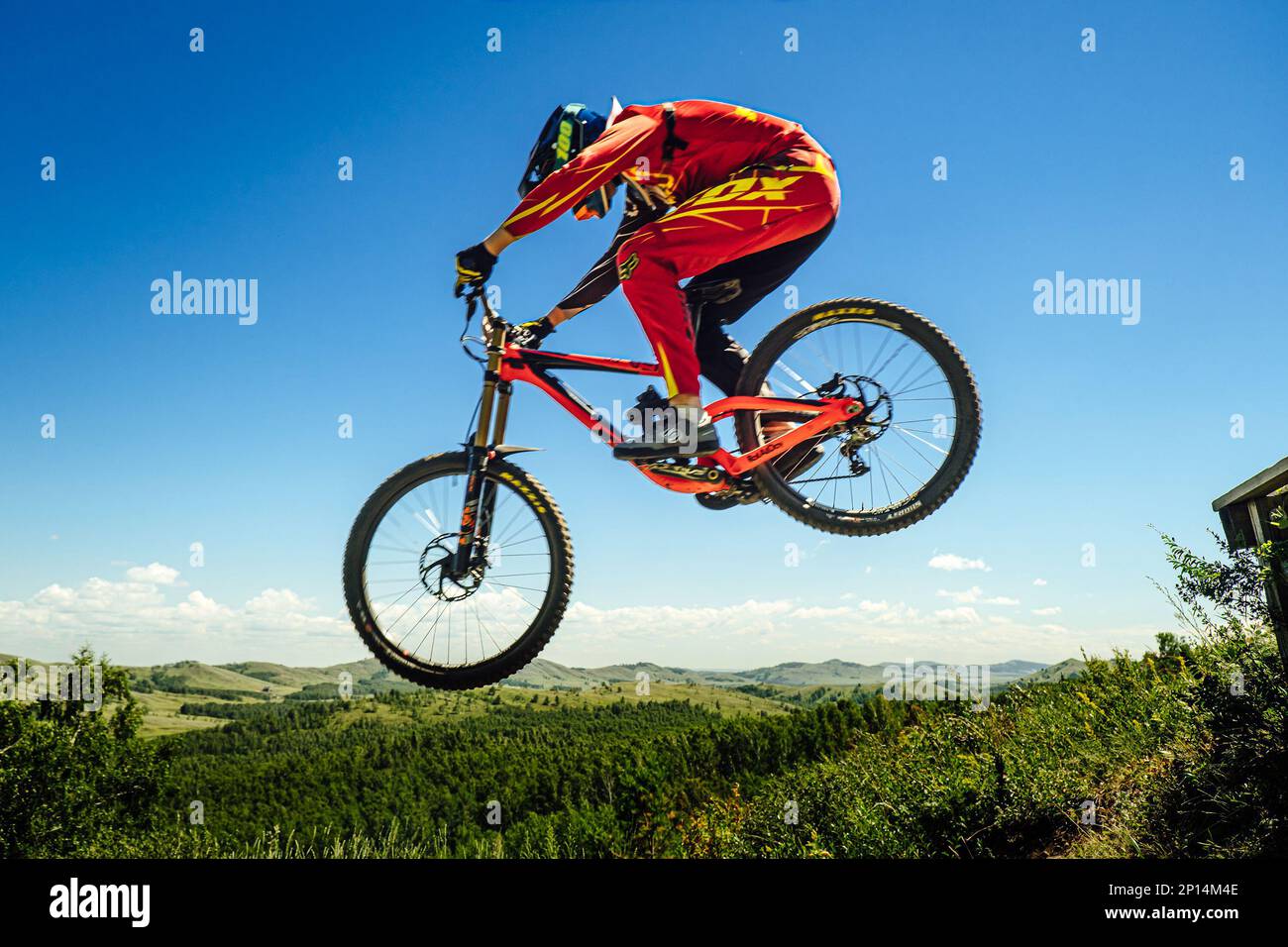 Green Glade; Russia - 16 luglio; 2022: Atleta salto in abbigliamento protettivo Fox racing durante la Coppa Ural Downhill Foto Stock