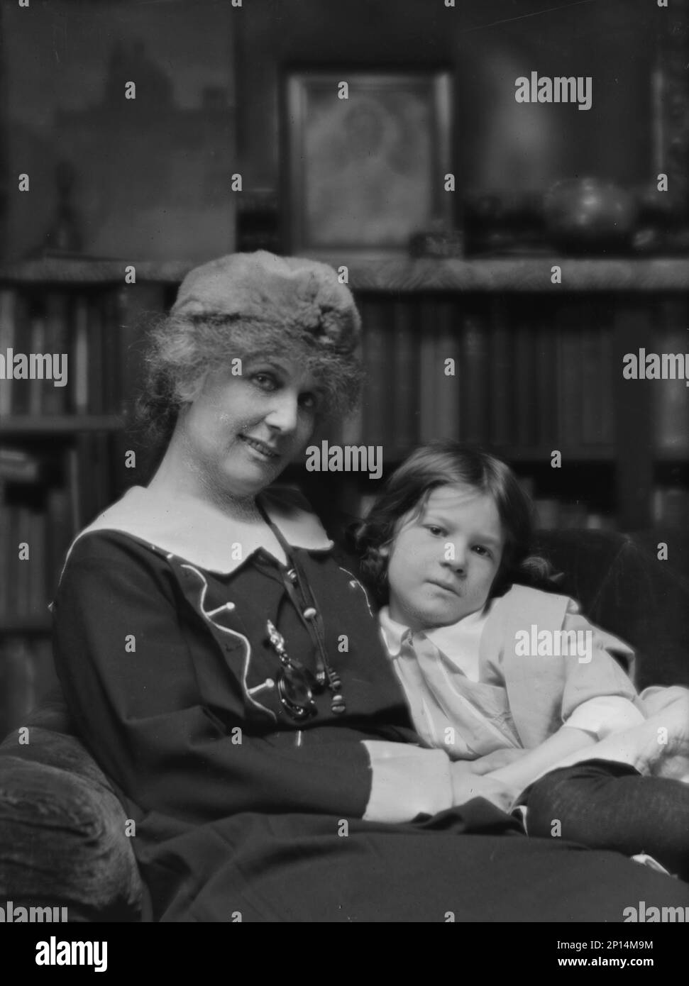 Donna e bambino non identificati, forse membri della famiglia Percy MacKaye, fotografia ritratto, ca. 1913. Foto Stock