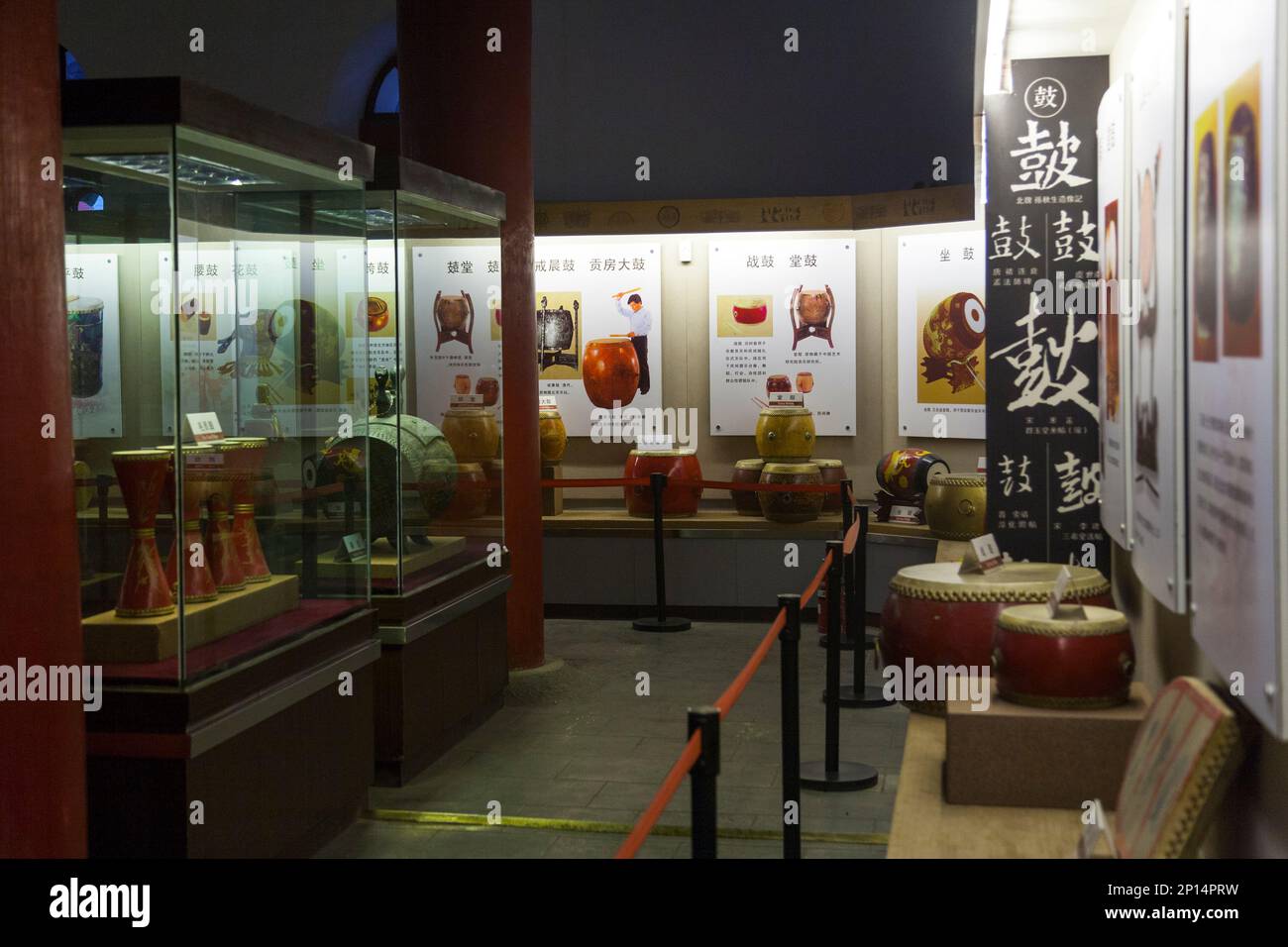 Vasta esposizione di tamburi in stile tempio in mostra ai visitatori presso la Torre del tamburo di Xi'an nella città cinese di Xian. RPC, Cina. La zona è popolare tra i turisti. (125) Foto Stock