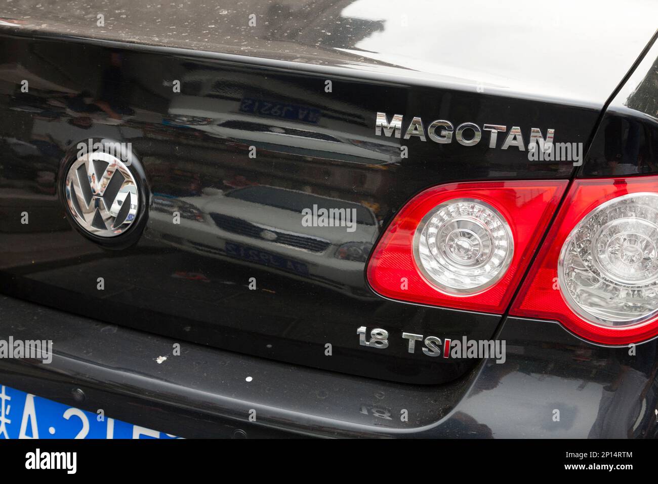 Badge con logo VW Volkswagen Magotan (basato sulla VW Passat europea (B8) sul bagagliaio posteriore di un veicolo cinese a Xi'an, RPC. Cina (125) Foto Stock