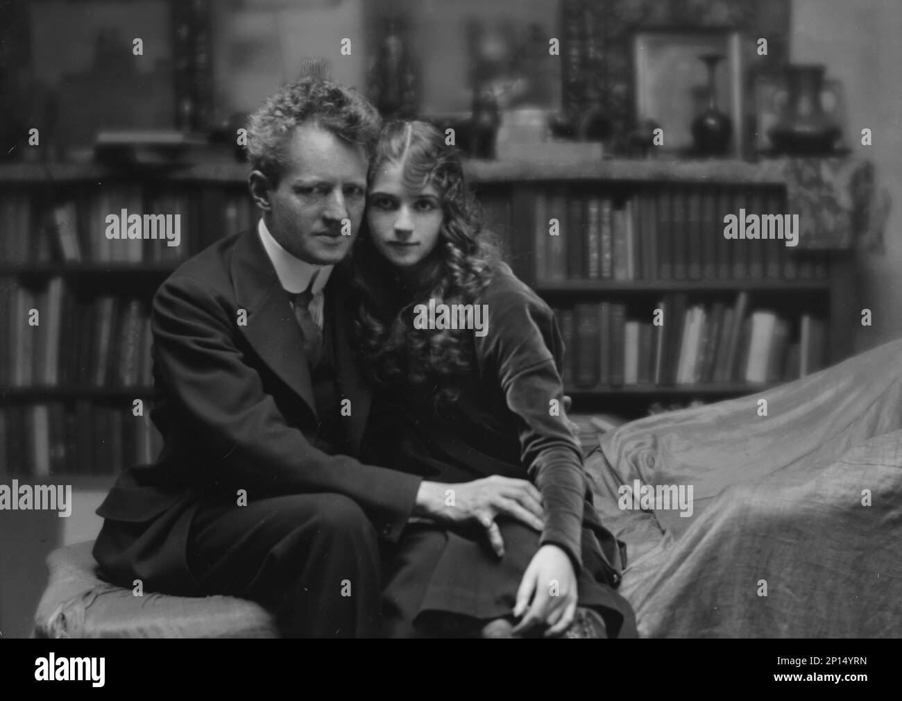 Arnold Gennè seduto accanto ad un amico donna nel suo studio a San Francisco, tra il 1896 e il 1911. Foto Stock