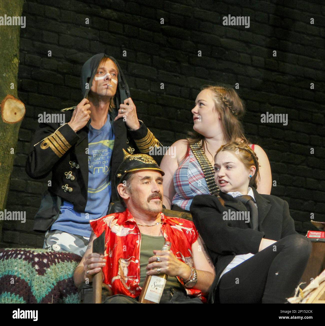 l-r: Mackenzie Crook (Ginger), Mark Rylance (Johnny 'Goster' Byron), Charlotte Mills (Tanya - posteriore), Jessica Barden (Pea) a GERUSALEMME di Jez Butterworth al Teatro Jerwood al piano inferiore, Royal Court Theatre, Londra SW1 15/07/2009 design: Ultz Lighting: Mimi Jordan Sherin regista: Ian Rickson Foto Stock