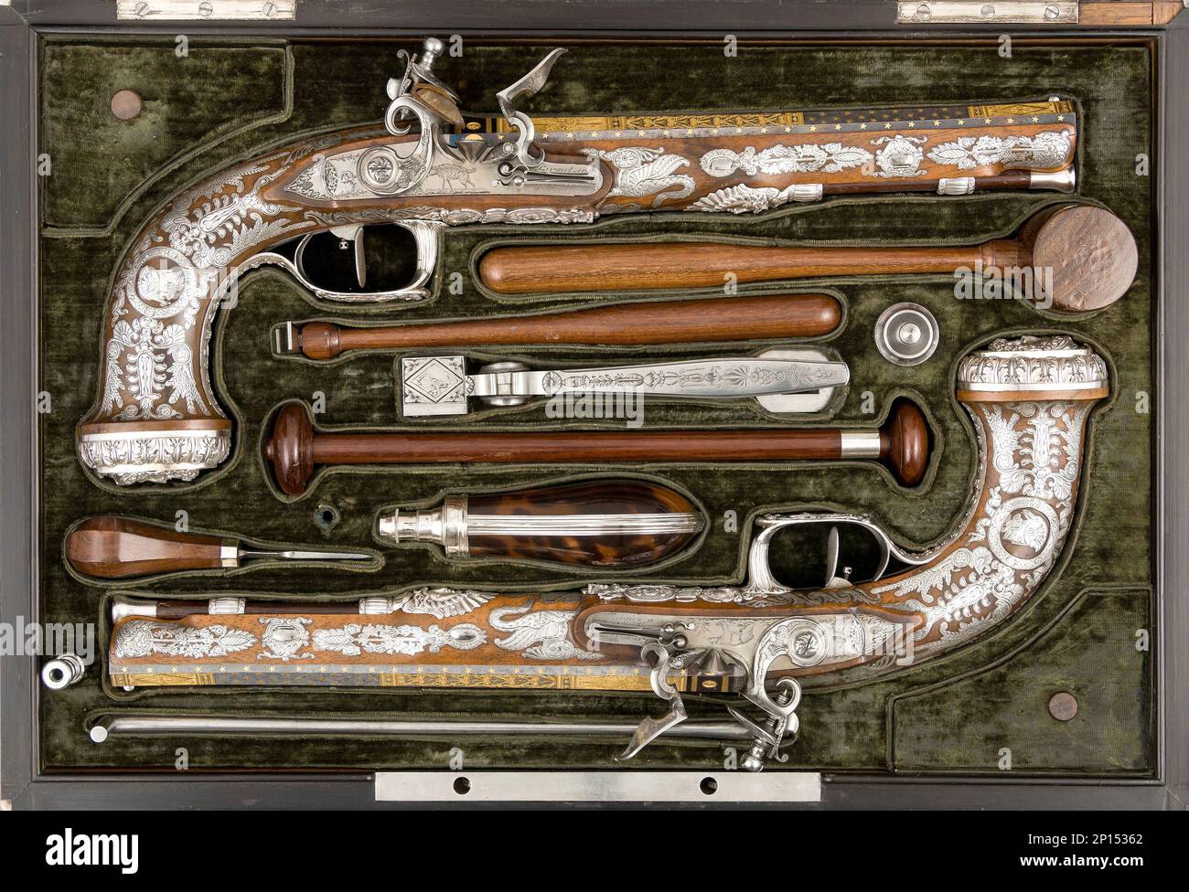 Coppia incalata di antiche pistole flintlock con accessori del 19th ° secolo, vista dall'alto primo piano di vecchie armi da fuoco Foto Stock