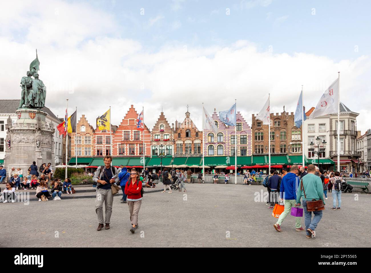 Trafficata piazza centrale con turisti a Bruges, la capitale delle Fiandre Occidentali nel Belgio nordoccidentale Foto Stock