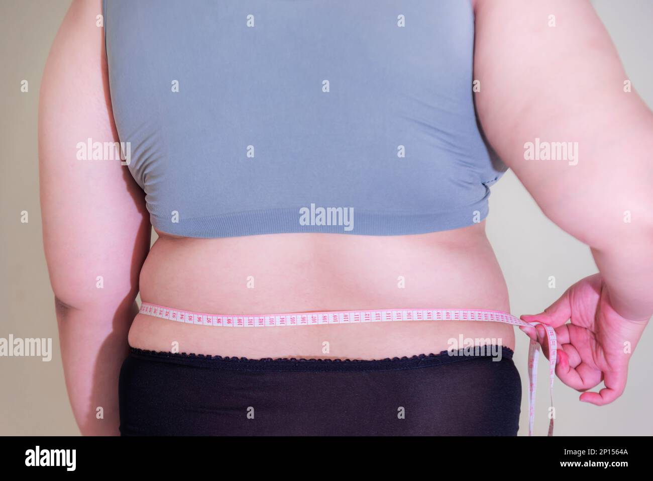 Donna grassa, forma il muscolo sano dello stomaco e lo stile di vita di dieta, per ridurre il concetto di pancia. Foto Stock