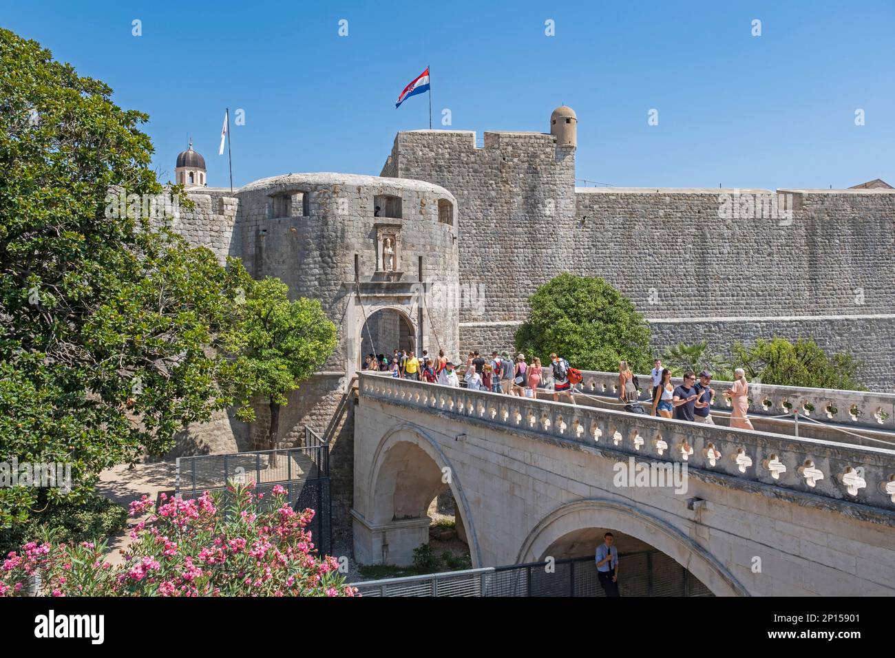 Mura della città e turisti che entrano nella porta pile, ingresso principale alla città vecchia, centro storico di Dubrovnik, Dalmazia meridionale, Croazia Foto Stock