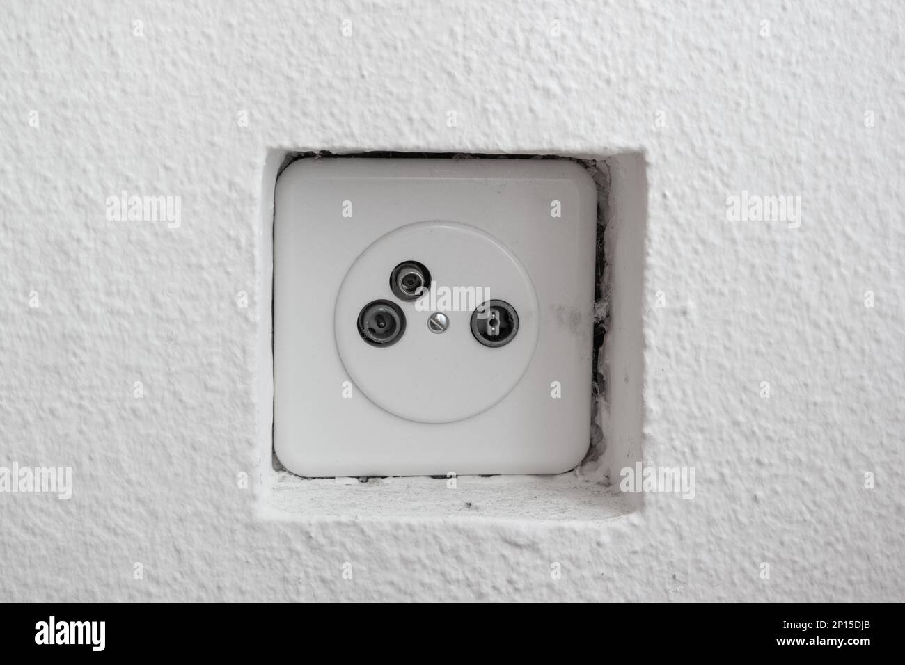 Prese per antenna TV montate all'interno della parete bianca dell'appartamento. Primo piano, nessuna gente. Foto Stock