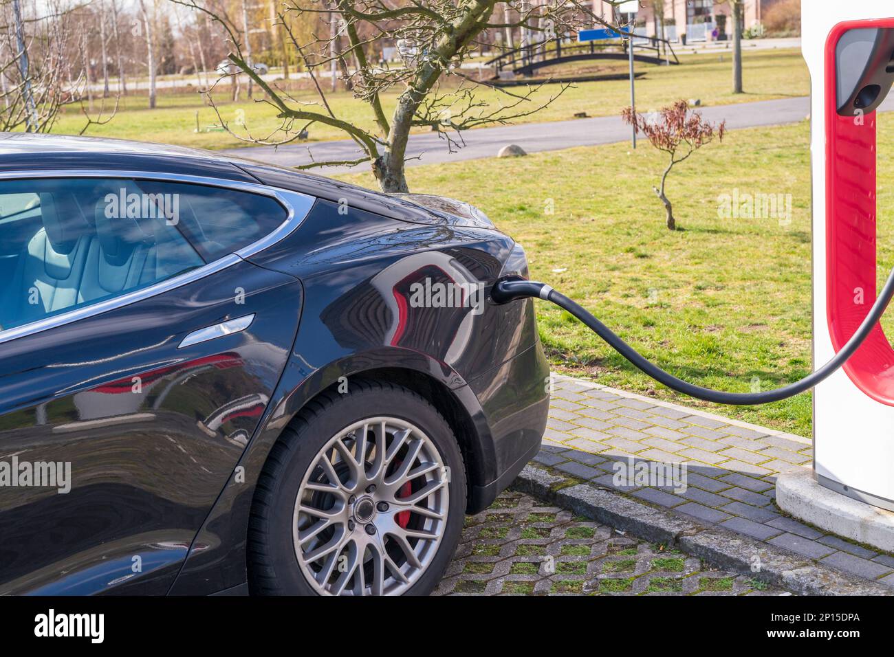 Un'auto presso la stazione di ricarica Foto Stock