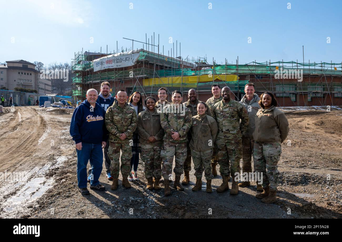 STATI UNITI Air Force 51st Fighter Wing Chaplains e i professionisti del ministero religioso posa per una foto al sito di costruzione della nuova cappella, Osan Air base, Repubblica di Corea, 17 gennaio 2023. Forniscono sostegno spirituale ed emotivo ai membri del servizio e alla comunità Greater Osan AB guidando, sostenendo e lavorando per rafforzare la resilienza di Airmen e delle loro famiglie. Foto Stock