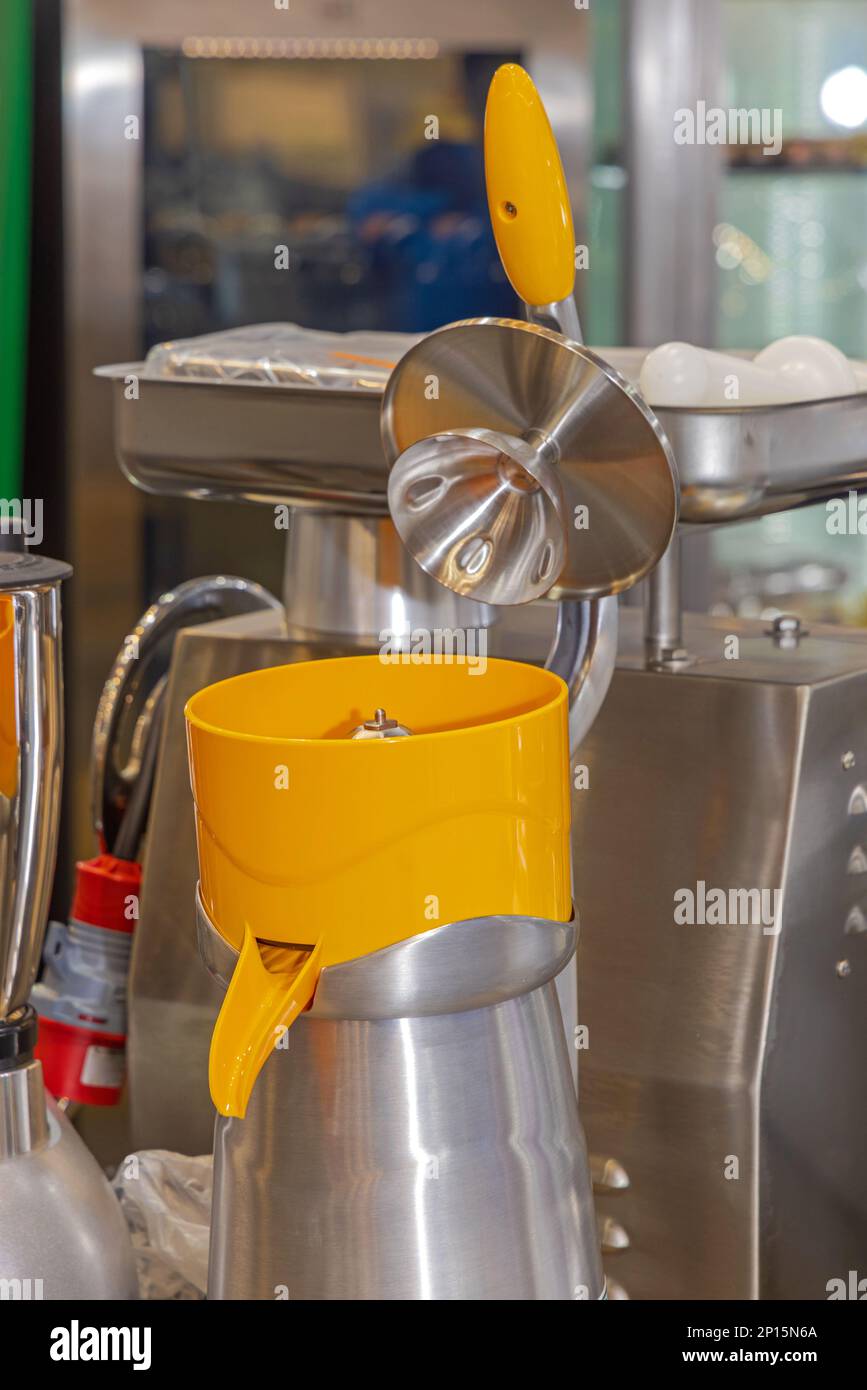 Attrezzatura professionale commerciale per spremiagrumi da bar Foto Stock