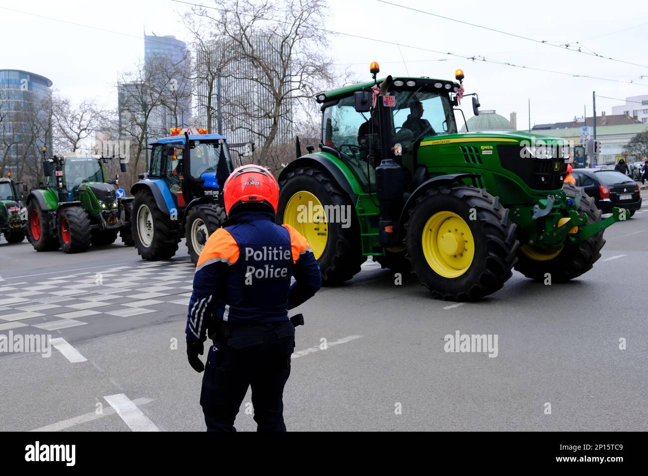 Bruxelles, Belgio. 03rd Mar, 2023. Gli agricoltori con i loro trattori provenienti dalla regione settentrionale belga delle Fiandre partecipano a una protesta contro un nuovo piano governativo regionale per limitare le emissioni di azoto, a Bruxelles, in Belgio, il 3 marzo 2023. Credit: ALEXANDROS MICHAILIDIS/Alamy Live News Foto Stock