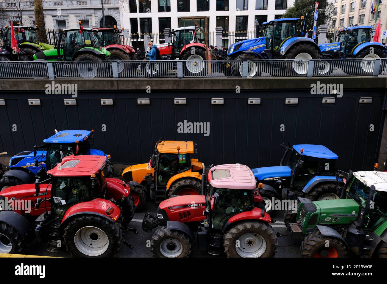 Bruxelles, Belgio. 03rd Mar, 2023. Gli agricoltori con i loro trattori provenienti dalla regione settentrionale belga delle Fiandre partecipano a una protesta contro un nuovo piano governativo regionale per limitare le emissioni di azoto, a Bruxelles, in Belgio, il 3 marzo 2023. Credit: ALEXANDROS MICHAILIDIS/Alamy Live News Foto Stock