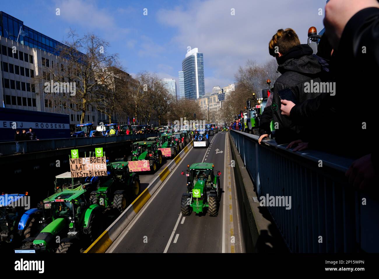 Bruxelles, Belgio. 03rd Mar, 2023. Gli agricoltori con i loro trattori provenienti dalla regione settentrionale belga delle Fiandre partecipano a una protesta contro un nuovo piano governativo regionale per limitare le emissioni di azoto, a Bruxelles, in Belgio, il 3 marzo 2023. Credit: ALEXANDROS MICHAILIDIS/Alamy Live News Foto Stock