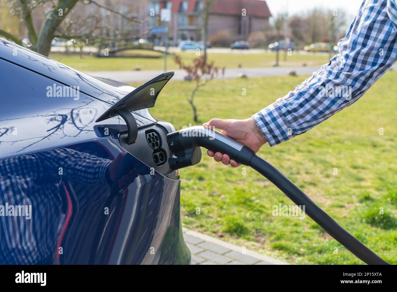 La spina del cavo di ricarica è collegata all'auto Foto Stock