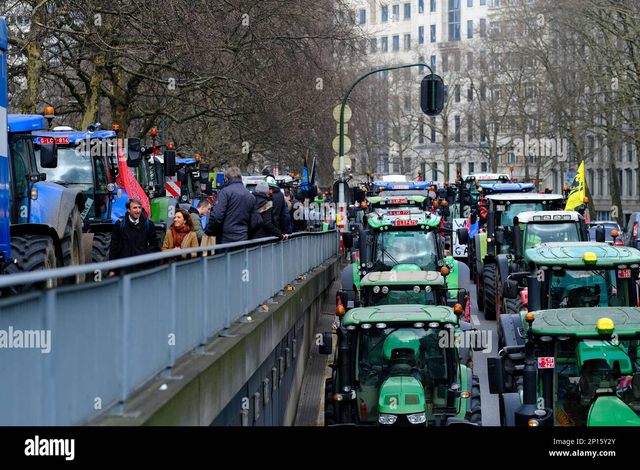Bruxelles, Belgio. 03rd Mar, 2023. Gli agricoltori con i loro trattori provenienti dalla regione settentrionale belga delle Fiandre partecipano a una protesta contro un nuovo piano governativo regionale per limitare le emissioni di azoto, a Bruxelles, in Belgio, il 3 marzo 2023. Credit: ALEXANDROS MICHAILIDIS/Alamy Live News Foto Stock