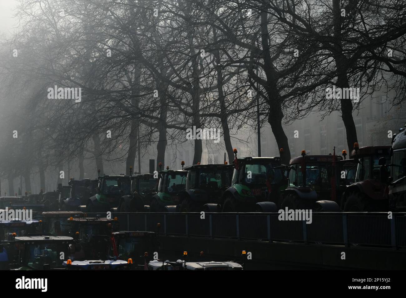 Bruxelles, Belgio. 03rd Mar, 2023. Gli agricoltori con i loro trattori provenienti dalla regione settentrionale belga delle Fiandre partecipano a una protesta contro un nuovo piano governativo regionale per limitare le emissioni di azoto, a Bruxelles, in Belgio, il 3 marzo 2023. Credit: ALEXANDROS MICHAILIDIS/Alamy Live News Foto Stock