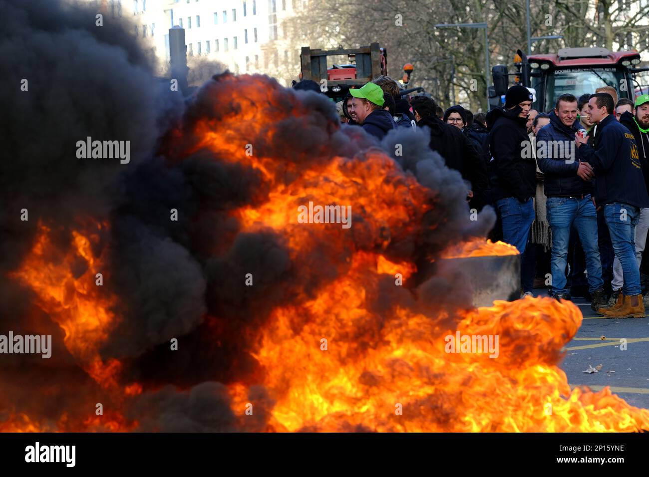Bruxelles, Belgio. 03rd Mar, 2023. Gli pneumatici sono bruciati durante una protesta degli agricoltori della regione settentrionale belga delle Fiandre contro un nuovo piano governativo regionale per limitare le emissioni di azoto, a Bruxelles, in Belgio, il 3 marzo 2023. Credit: ALEXANDROS MICHAILIDIS/Alamy Live News Foto Stock