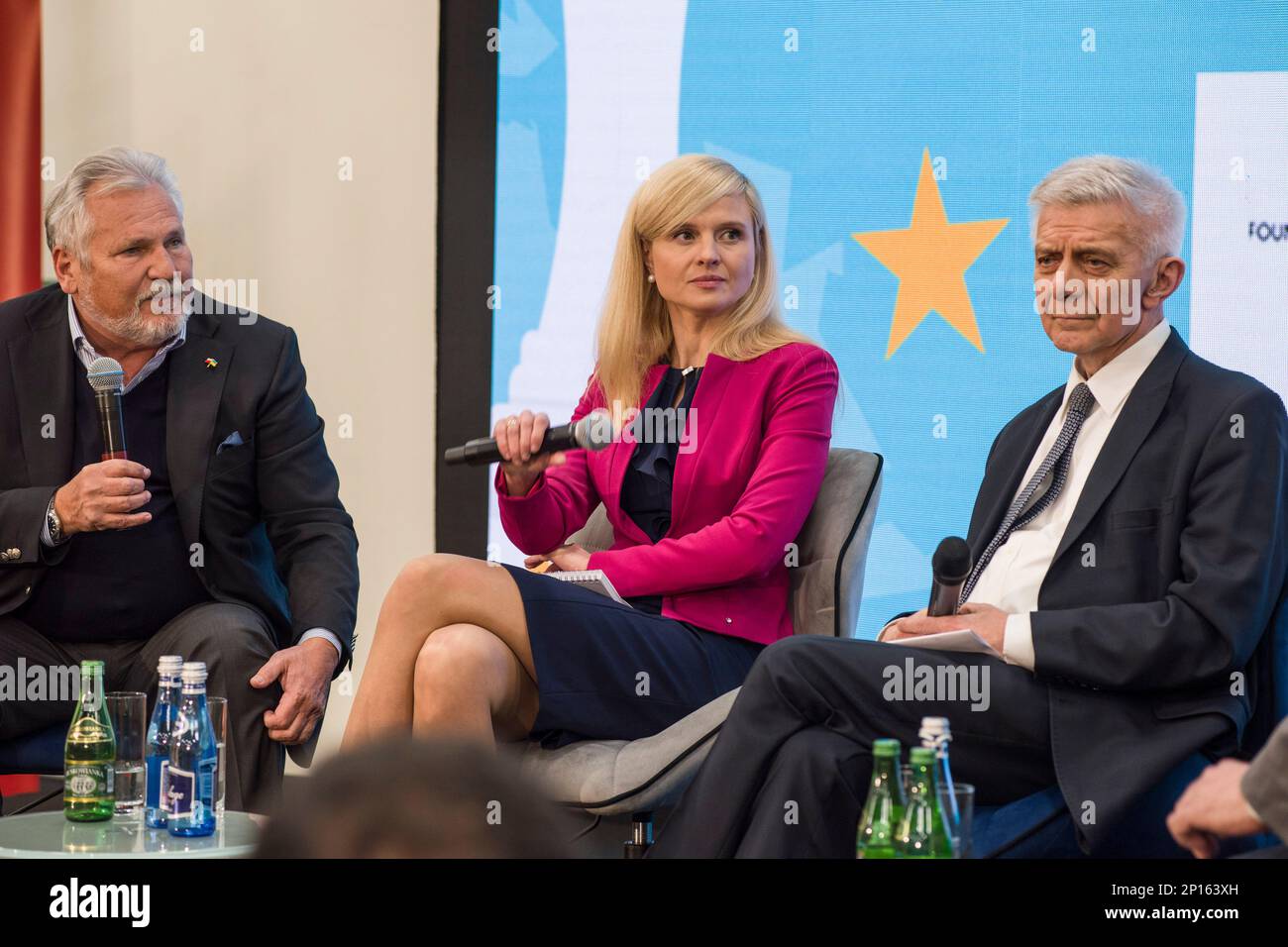 Aleksander Kwasniewski, Katarzyna Pisarska e Marek Belka sono stati visti durante il dibattito S&D a Varsavia. A Varsavia, con lo slogan “il futuro dell’autonomia strategica dell’UE”, i socialisti e democratici europei (S&D) hanno Unito le forze con la Fondazione per gli studi progressisti europei (FEPS) per discutere dell’autonomia strategica aperta dell’Unione europea. Tra i numerosi partecipanti, i deputati S&D Marek Belka (ex primo Ministro della Polonia) e Katarzyna Pisarska - fondatore dell'Accademia europea di diplomazia - hanno partecipato al dibattito, con l'ex Presidente polacco Aleksander Kwasniewski come oratore principale al pu Foto Stock