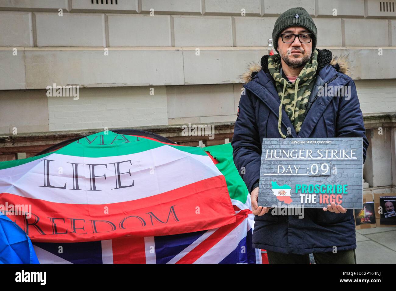 Westminster, Londra, Regno Unito. 03rd Mar, 2023. Vahid Beheshti, che dichiara di essere un giornalista, è visto il giorno 9 del suo sciopero della fame al di fuori dell'Ufficio degli Esteri britannico a Westminster. Beheshti chiede che l'IRGC (corpo della Guardia rivoluzionaria Islamica) sia inserito nella lista delle organizzazioni terroristiche internazionali del Regno Unito. L'IRGC, un ramo dell'esercito iraniano, è considerato sempre più oppressivo e considerato un'organizzazione terroristica dagli Stati Uniti dal 2019, mentre l'UE ha recentemente approvato un emendamento che chiede agli stati membri di fare simili. Credit: Imageplotter/Alamy Live News Foto Stock