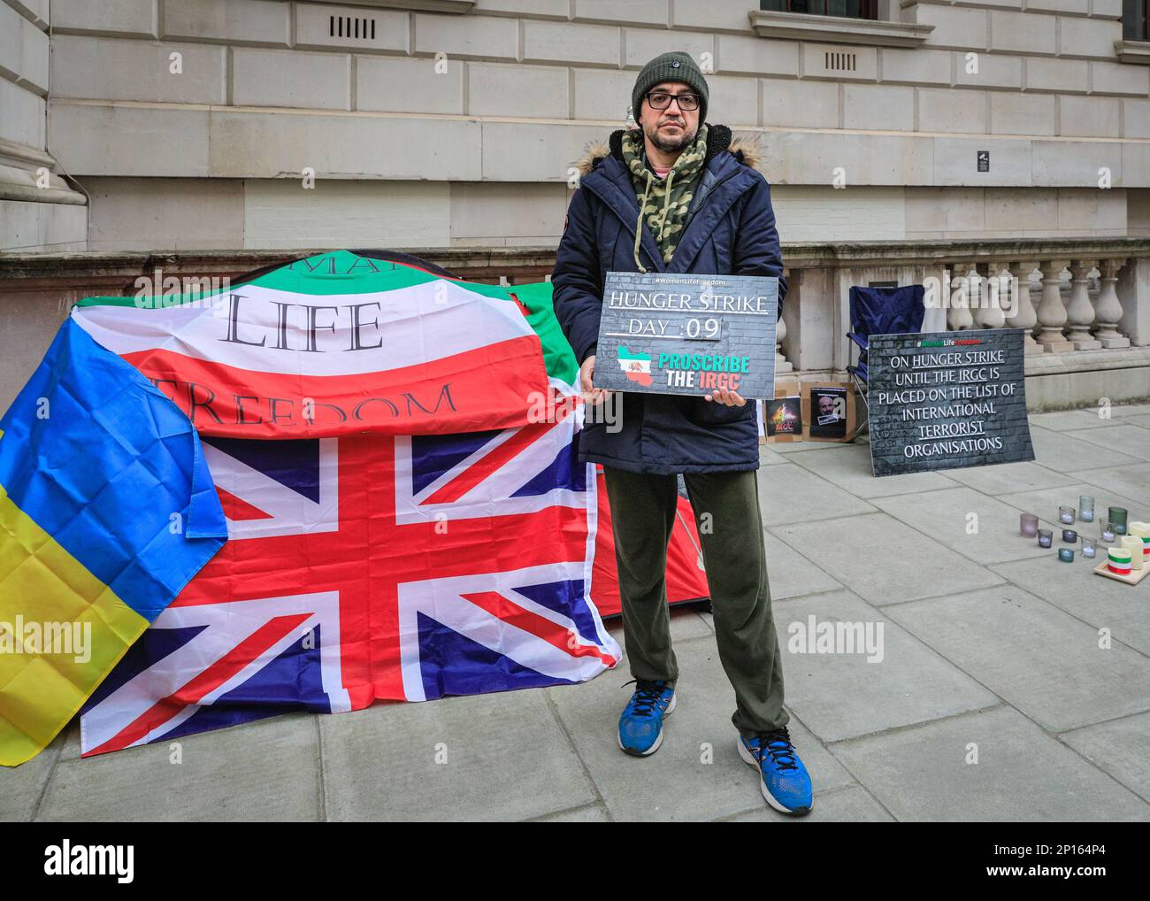 Westminster, Londra, Regno Unito. 03rd Mar, 2023. Vahid Beheshti, che dichiara di essere un giornalista, è visto il giorno 9 del suo sciopero della fame al di fuori dell'Ufficio degli Esteri britannico a Westminster. Beheshti chiede che l'IRGC (corpo della Guardia rivoluzionaria Islamica) sia inserito nella lista delle organizzazioni terroristiche internazionali da parte del Regno Unito. L'IRGC, un ramo dell'esercito iraniano, è considerato un'organizzazione terroristica dagli Stati Uniti dal 2019, mentre l'UE ha recentemente approvato un emendamento che chiede agli stati membri di fare simili. Credit: Imageplotter/Alamy Live News Foto Stock