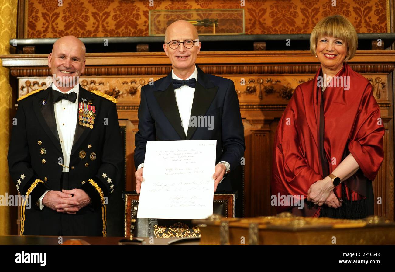 03 marzo 2023, Amburgo: Peter Tschentscher (M, SPD), primo Sindaco e Presidente del Senato della Città libera e anseatica di Amburgo, si trova tra Helga Maria Schmid (r), Segretario Generale dell'Organizzazione per la sicurezza e la cooperazione in Europa (OSCE), e gli Stati Uniti Il generale Christopher Cavoli (l), comandante in capo dell'Organizzazione del Trattato Nord Atlantico (NATO), dopo la firma del Libro d'Oro in occasione della tradizionale cena Matthiae del Senato di Amburgo presso il Municipio. Il pasto Matthiae è considerato il più antico pasto ospite ancora celebrato nel mondo. Foto: Marcus Brandt/dpa Foto Stock