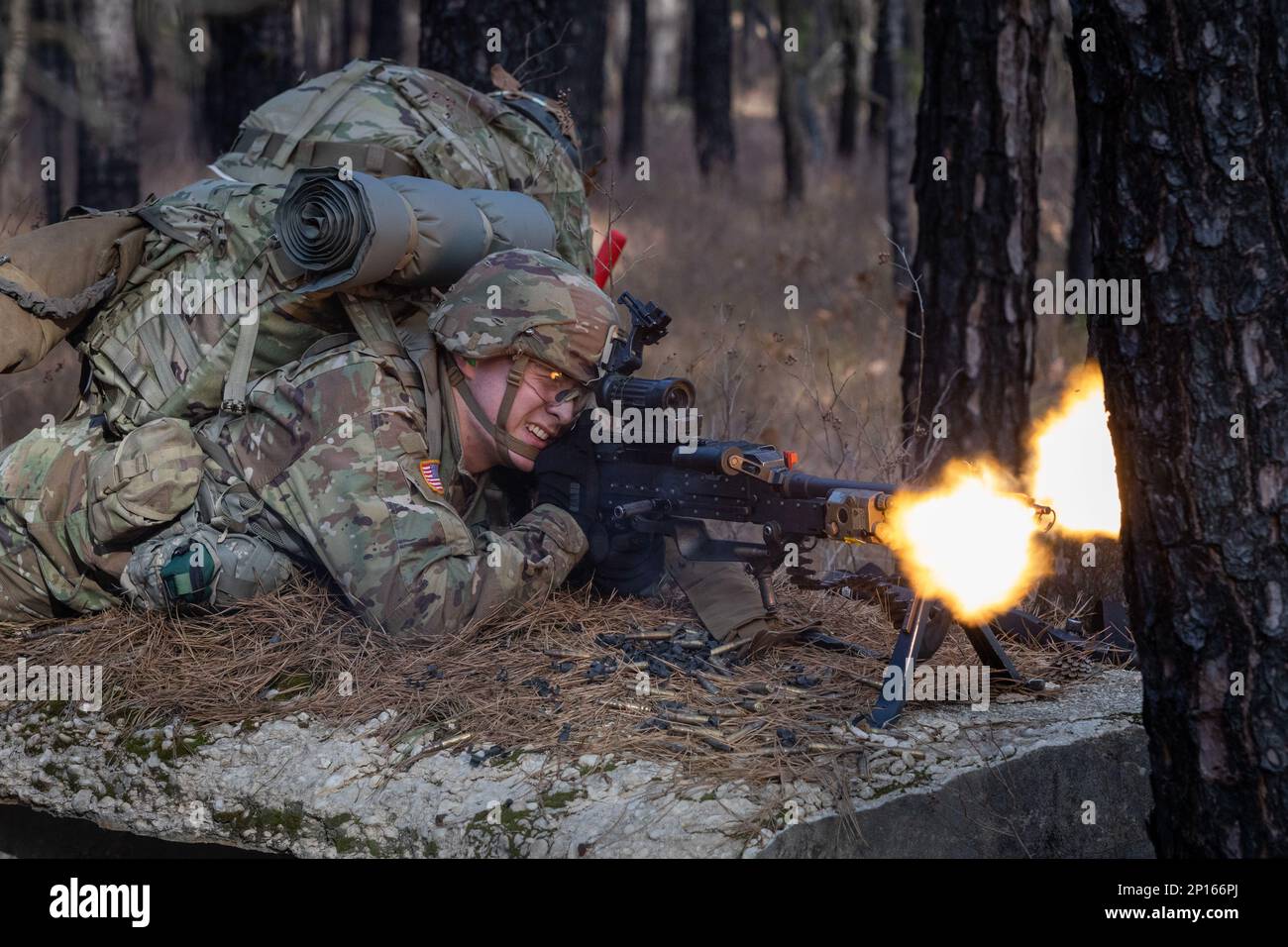 NEGLI STATI UNITI Militare Soldato con Alpha Company, 1st battaglione, 114th reggimento fanteria, 44th squadra di combattimento Brigata Fanteria, New Jersey Army National Guard, lancia una mitragliatrice da M240B durante un allenamento sul campo presso la base militare McGuire-Dix-Lakehurst, New Jersey, 10 febbraio 2023. Più di 350 soldati con il Battaglione hanno partecipato a un attacco aereo e a un esercizio di addestramento sul campo in preparazione alla rotazione dell'unità al Joint Readiness Training Center di Fort Polk, Louisiana, alla fine di quest'anno. Foto Stock