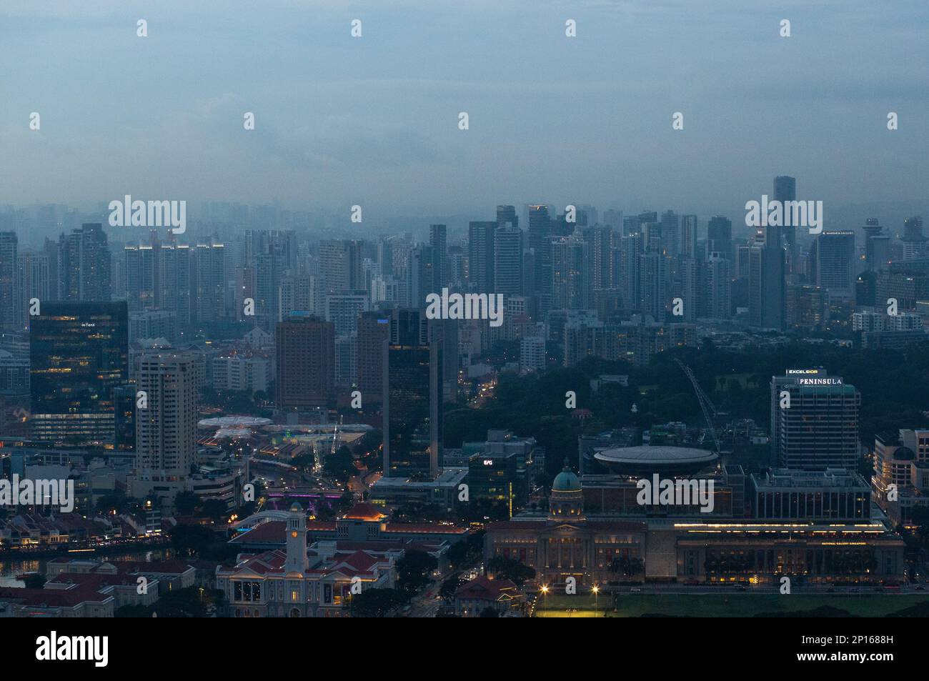 Alti edifici nel centro di Singapore Foto Stock