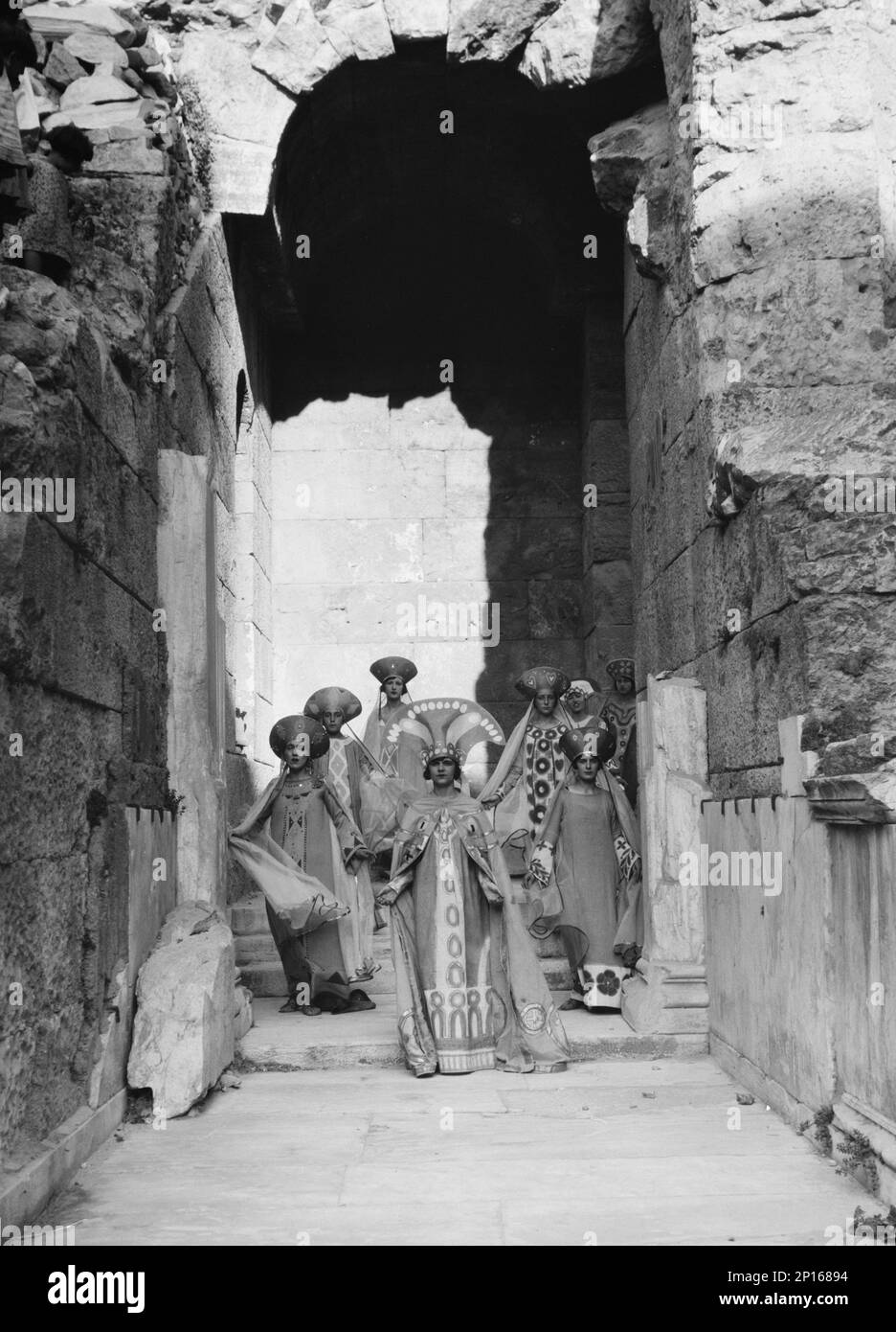 Gruppo di danza Kanellos in siti antichi in Grecia, 1929. Foto Stock