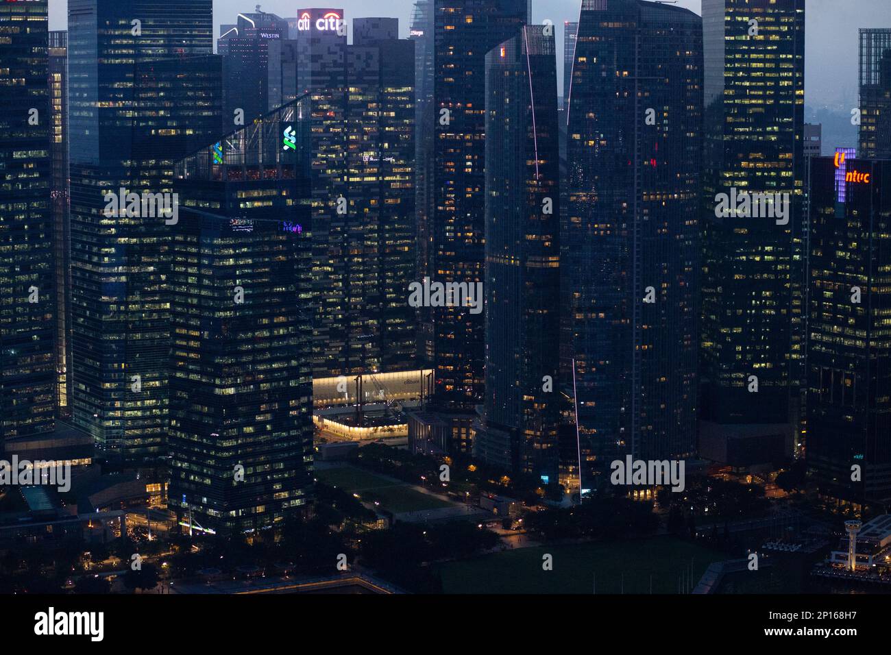 Alti edifici nel centro di Singapore Foto Stock