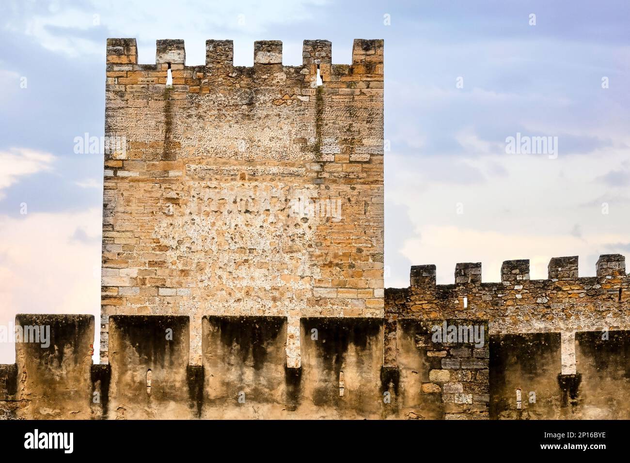 Mura fortificate con torre e merli. Vista esterna dell'ex edificio militare. Foto Stock