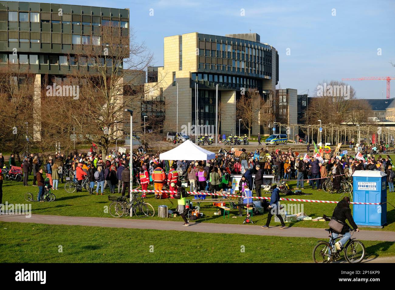 DEU, Europa, Deutschland, Nordrhein-Westfalen, Duesseldorf, 03.03.2023: Sehr überschaubare gemeinsame Kundgebung von Fridays for Future und Ver.di am Foto Stock