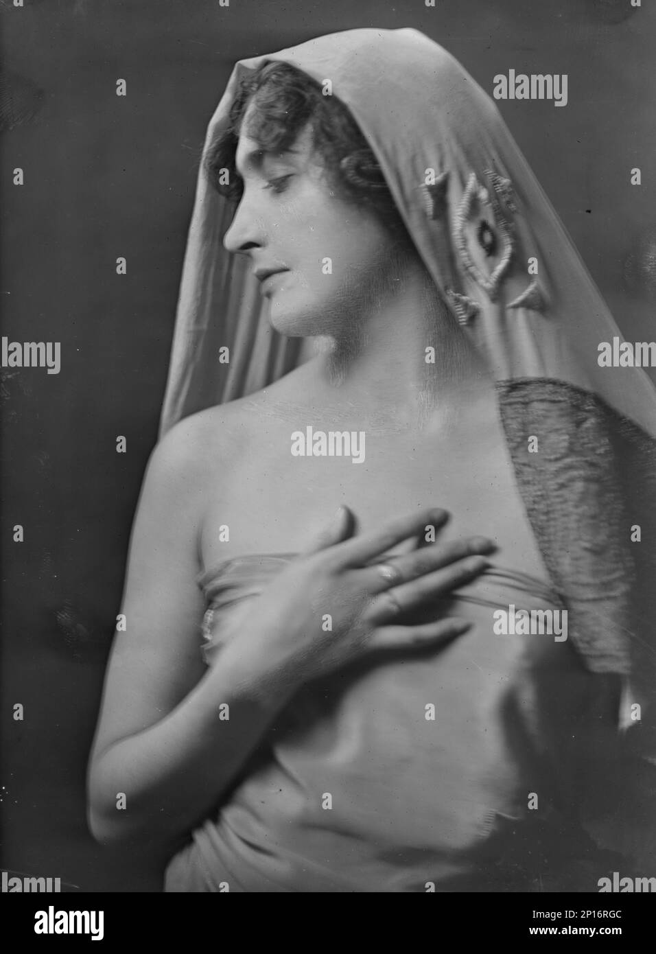 Revalles, Flore, Miss, Ritratto fotografico, 1918 settembre 26. . Cantante, ballerina e attrice svizzera. Foto Stock