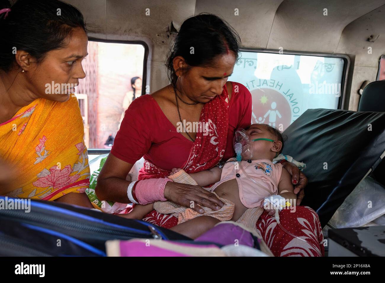 Kolkata, Bengala Occidentale, India. 3rd Mar, 2023. A un bambino viene dato il supporto di ossigeno a causa di infezione respiratoria acuta (ARI) all'interno di un'ambulanza prima di ottenere il trattamento al Dr. B C Roy Post Graduate Institute of Pediatric Sciences. Sintomi simil-influenzali, febbre, raffreddore e tosse, problemi respiratori, affaticamento, E un improvviso picco di casi di adenovirus sono stati riportati a Kolkata e in altre città del Bengala Occidentale. Secondo i rapporti dei media locali, più di 15 bambini sono morti nel Bengala Occidentale a causa di infezioni respiratorie acute negli ultimi giorni. (Credit Image: © Dipayan Bose/SOPA Images via ZUMA Press Wire Foto Stock