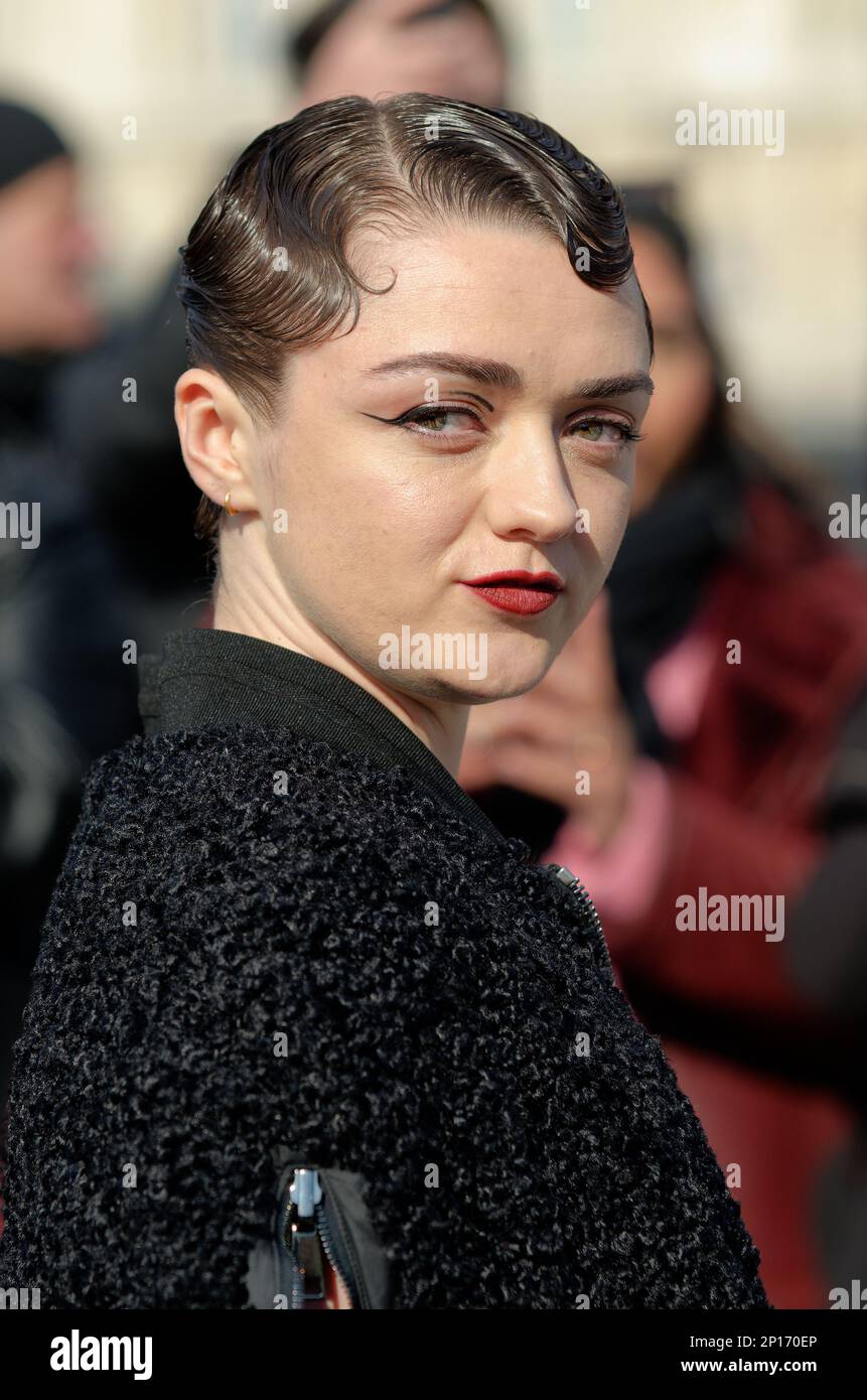 Pour cette nouvelle édition de la fashion week à Paris, les stars de la mode ou du cinéma comme Maisie Williams,étaient nombreuses lors des défilés Foto Stock
