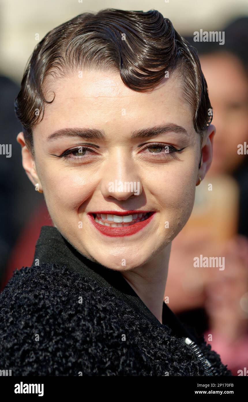 Pour cette nouvelle édition de la fashion week à Paris, les stars de la mode ou du cinéma comme Maisie Williams,étaient nombreuses lors des défilés Foto Stock