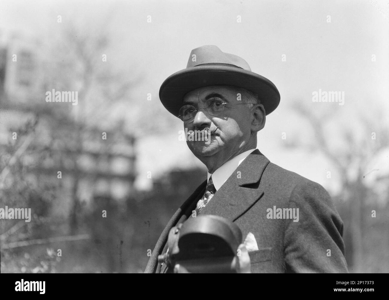 Dr. Maximilian Toch, in piedi all'aperto, 1936. Produttore americano di vernici e chimico industriale; ha sviluppato un metodo di riempimento di calcestruzzo che è stato usato nella costruzione del canale di Panama; co-proprietario delle ditte di New York Toch Brothers e della Standard Vernish Works; È stato uno dei principali contributori allo sviluppo della mimetizzazione delle navi negli Stati Uniti durante la prima guerra mondiale. Foto Stock