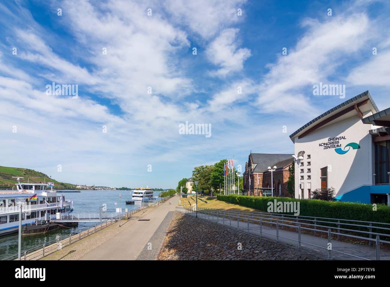 Bingen am Rhein: Promenade Rheinpromenade, centro congressi Rheintal Kongress Zentrum, fiume Rhein (Reno) a Rheintal, Rheinland-Pfalz, Renania-Pa Foto Stock