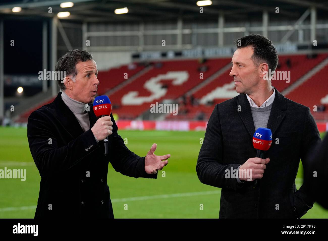 Il presentatore di Sky Sports Phil Clarke parla con l'ex giocatore dei Santi Paul Sculthorpe prima della partita Betfred Super League Round 3 di St Helens vs Leeds Rhinos al Totally Wicked Stadium, St Helens, Regno Unito, 3rd marzo 2023 (Foto di Steve Flynn/News Images) Foto Stock