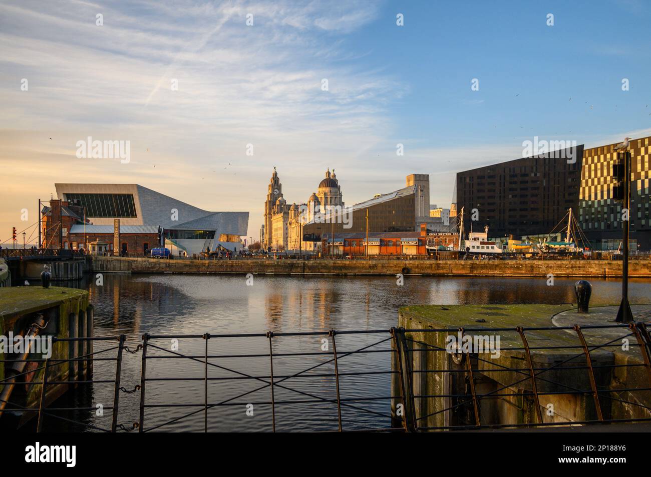 L'isola di Mann Apartment Building Museum di Liverpool e Le Tre Grazie da Albert Dock Liverpool England Foto Stock