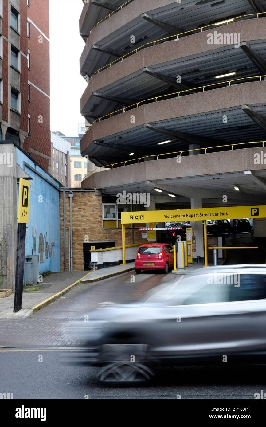 Parcheggio Rupert St Multi Story gestito da NCP a Bristol. il primo parcheggio a rampa continua. Foto Stock