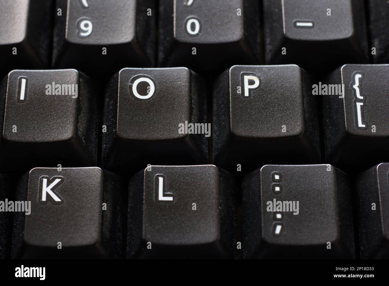 Nero plastica standard inglese tastiera computer primo piano macro shot vista laterale superiore. Foto Stock